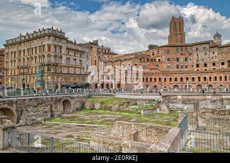 Blick auf die römischen Ruinen im Zentrum von Rom. Blick auf das Forum und den Markt von Trajan in Rom. Das Trajan`s Forum ist eine der wichtigsten Sehenswürdigkeiten in Rom, Italien Stockfoto